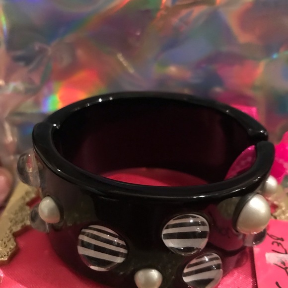 Lucite pearl cuff bracelet Betsey Johnson vintage - Picture 2 of 5